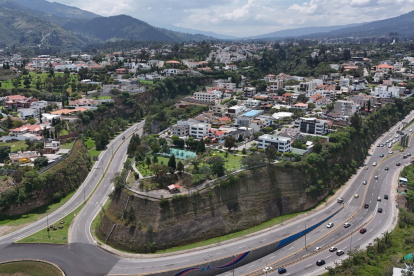 Las viviendas exclusivas, urbanizaciones cerradas y ambientes naturales de Cumbayá atraen a las familias.