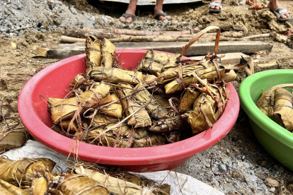 Aperitivo. El bocado se cocina bajo tierra, en un hoyo caliente.