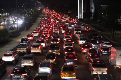 La fila de vehículos se extendía sobre varios kilómetros de la avenida Samborondón, la noche del viernes 31 de octubre.