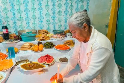 La tradición de homenaje a los difuntos se realiza con cariño y respeto a los seres queridos que han fallecido.