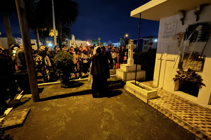 Durante el recorrido realizado por el cementerio general de Latacunga.
