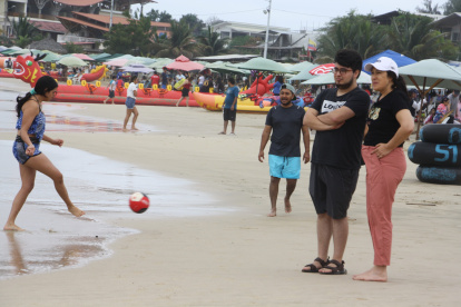 Los balnearios de Santa Elena empezaron a recibir a los miles de turistas que han acudido a disfrutar de las playas.