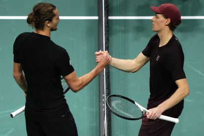 El italiano Jannik Sinner (d) aplastó al alemán Alexander Zverev (i) para avanzar a la final del Masters 1.000 de París