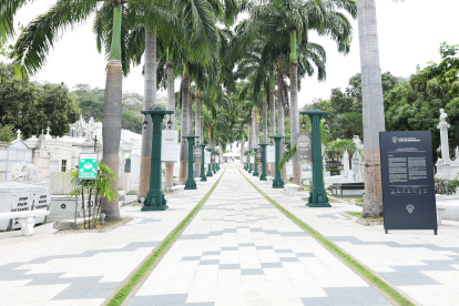 El cementerio alberga trabajos de escultores europeos y ecuatorianos que marcaron la historia del arte funerario, como Enrico Pacciani, Augusto Faggioli, Emilio Soro, Luis Gómez y Escelcio Mora.