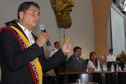 Un grupo de 23 juristas, entre ellos el exministro José de La Gasca, planteó redactar una nueva Constitución que no sea al gusto de los políticos y del gobierno de turno.