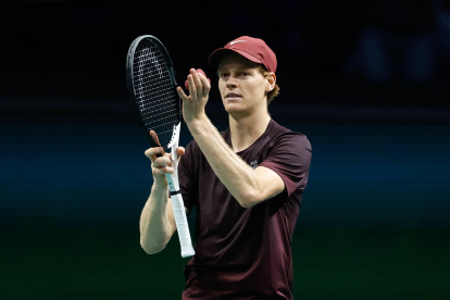 Jannik Sinner celebra tras vencer al canadiense Felix Auger-Aliassime por 6-4 y 7-6 (4).
