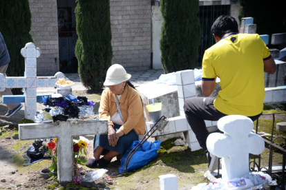 Comunas de Calderón mantienen viva la costumbre de recordar a los difuntos con rituales ancestrales.