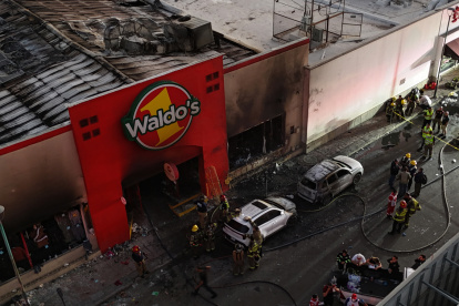 Bomberos controlaron un incendio en una tienda comercial este sábado 1 de noviembre, en la ciudad de Hermosillo, en Sonora (México).