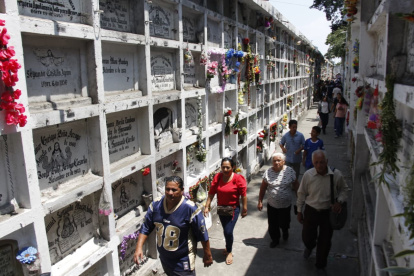Miles de ciudadanos llegaron a los cementerios de Guayaquil en el Día de los Difuntos.
