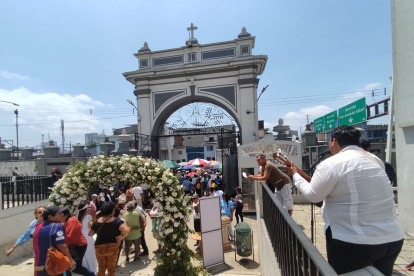 Visitantes recorren el cementerio patrimonial de Guayaquil en el Día de los Difuntos.