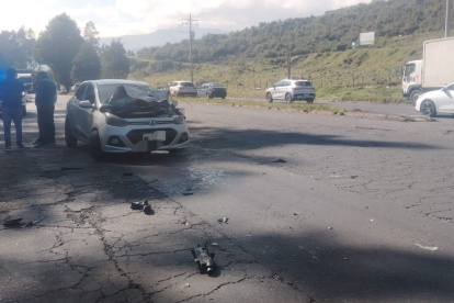Partes de uno de los vehículos involucrados quedaron sobre la vía, debido a un accidente de tránsito múltiple en la avenida Simón Bolívar.