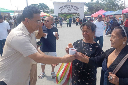 Mil vasos de colada morada y mil guaguas de pan fueron entregados a los visitantes del cementerio, elaborados con dedicación por panificadores y cocineros locales.