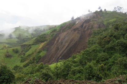 Se estima que 62.000 metros cúbicos de lodo y piedras descendieron hasta el río Chambo.