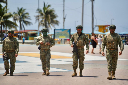 Uniformados de las Fuerzas Armadas patrullan los balnearios.