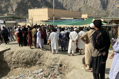 Miles de refugiados afganos cruzaron este domingo 2 de noviembre el paso fronterizo de Torkham desde Pakistán en una repatriación masiva.