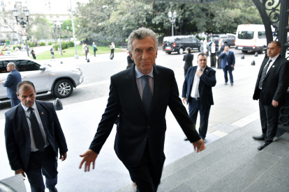 El expresidente de Argentina, Mauricio Macri (c), fue captado el pasado 23 de octubre a su llegada al Teatro Colón, en Buenos Aires.