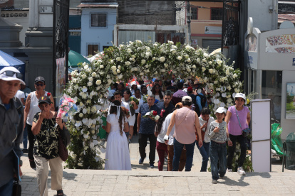 Con un arco de flores blancas se recibió a visitantes del cementerio patrimonial, en el centro de Guayaquil.