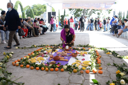 En el cementerio de Calderón se realizó un ritual ancestral y se levantó un altar con flores y frutas.