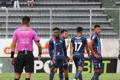 Djorkaeff Reasco (c) se convirtió en figura de El Nacional, el viernes pasado, tras anotar un hat trick que poco sirvió al equipo, pues empató 3-3 con Aucas.