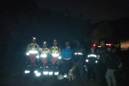 Bomberos de Quito ejecutaron un operativo nocturno para auxiliar a un grupo de excursionistas que se extraviaron en el Rucu Pichincha.