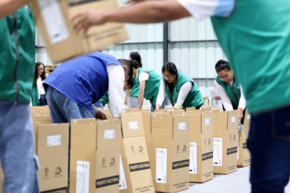 En la empresa integradora, Mongart, en Pifo, se integran los paquetes electorales para la consulta popular, que se distribuirán al Ecuador.
