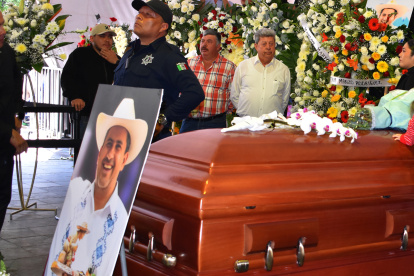 Familiares y amigos asisten al funeral del alcalde Carlos Manzo, en el municipio de Uruapan en Michoacán.