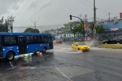 Emergencia. En El Condado, norte de Quito, las fuertes lluvias provocaron inundaciones en la Av. Mariscal Sucre.