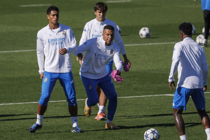 Kylian Mbappé (c) será el principal arma de ataque en Real Madrid.