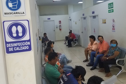 Un grupo de pacientes en Guayaquil esperan su turno para ser atendidos por un doctor.