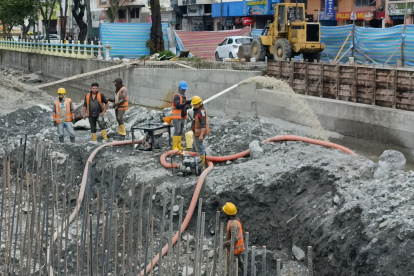 Loja - En los sectores de La Argelia e Imbabura, el sonido de las mezcladoras y el retumbar del metal se mezclan con la ilusión de cientos de lojanos que cada día observan cómo los nuevos puentes comienzan a tomar forma. Tras el invierno que en marzo pasado dejó sin paso a miles de conductores y peatones, la reconstrucción avanza con determinación. Ambas obras, que registran un 48 % de ejecución, se perfilan como un respiro para la movilidad urbana y rural de la capital lojana. ag-externos