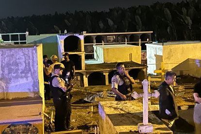 Tres sujetos dejaron la escena del crimen en medio del temor de las personas en el cementerio.