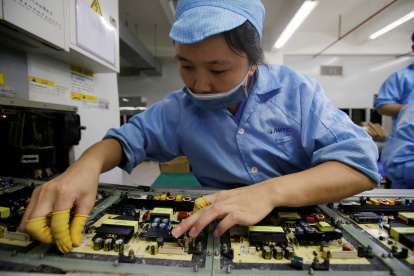 Un empleado trabaja en la línea de producción de una fábrica de televisión bajo el Grupo Zhaochi en Shenzhen, China, 8 de agosto de 2019. Fotografía tomada el 8 de agosto de 2019. REUTERS / Jason Lee USA-TRADE / CHINA-FABRICANTES




An employee works on the production line of a television factory under Zhaochi Group in Shenzhen, China August 8, 2019. Picture taken August 8, 2019. REUTERS/Jason Lee USA-TRADE/CHINA-MANUFACTURERS