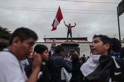 Un grupo de ciudadanos peruano en el exterior del Congreso de Perú.