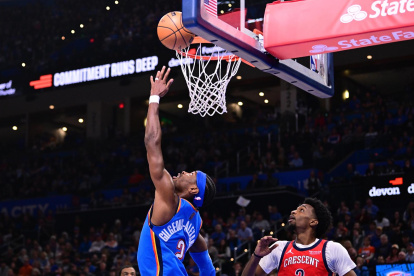 Shai Gilgeous Alexander (i) comanda al equipo campeón del año pasado que sigue a paso firme.