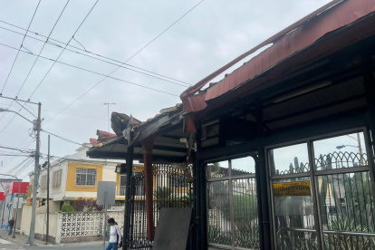 Así quedó la estación de la Metrovía tras el impacto.
