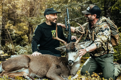 Luego de la caza, con su rifle en mano y junto al cazador Cameron Hanes en Oregon.