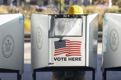 Detalle de un puesto de votación mientras un ciudadano ejerce su derecho al sufragio.