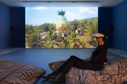 La exposición de Simon Speiser y Stephanie Comilang explora vínculos entre Ecuador y Filipinas a través del arte, la espiritualidad y la realidad virtual.