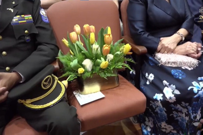 Zamora ubicó un ramo de tulipanes en el asiento que estaba destinado para su esposa.