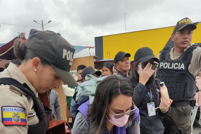 Funcionarios de Arcsa y Policía Nacional incautaron artículos vencidos o sin registro sanitario en el Mercado Las Cuadras.