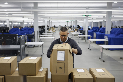 Un trabajador electoral prepara las papeletas para ser contabilizadas en el Centro de Procesamiento de Votos del Condado de Los Ángeles.