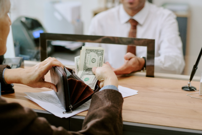 Los bonos sociales se mantienen activos en Ecuador para cubrir necesidades básicas y gastos de emergencia.