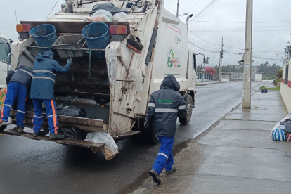Decisión. El nuevo esquema busca mejorar la recaudación del servicio de recolección, pero genera dudas entre los usuarios rurales que no reciben agua.