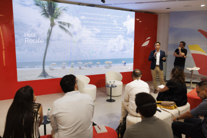 - El director de Planificación de Iberia, André Caetano Alves, habla durante el lanzamiento de una nueva ruta entre Recife (Brasil) y Madrid este martes, en São Paulo (Brasil). La aerolínea española Iberia celebró el lanzamiento de una nueva ruta que, a partir del próximo 13 de diciembre, conectará con una frecuencia semanal de tres vuelos el aeropuerto internacional de Recife, el mayor de la región noreste de Brasil, con Madrid. EFE/ Isaac Fontana