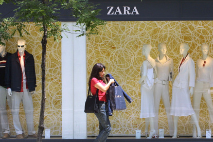 Amancio Ortega es accionista de la empresa que administra la cadena de tiendas Zara.