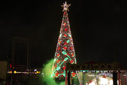 El icónico árbol de Navidad del Policentro 2025 iluminará la Ciudadela Kennedy en Guayaquil.