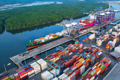 Las actividades comerciales externas en el puerto de Guayaquil.