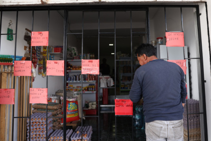 1.  Protección. Cada vez más dueños de locales de la zona colocan rejas para evitar robos.