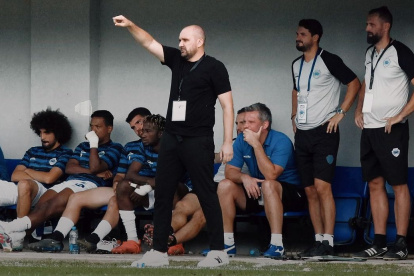 Mladen Zizovic (centro) falleció de un infarto que le dio cuando dirigía en Serbia.