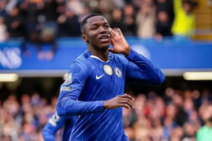 Moisés Caicedo destaca en recuperación y anotando con Chelsea en la Premier League.